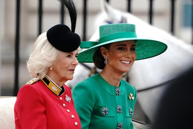 La reine Camilla accompagnée de Kate Middelton.