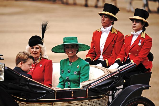 La reine Camille, la princesse de Galles et le prince George se rendent ensemble au «Trooping the Colour». La princesse Charlotte et le prince Louis les accompagnent.
