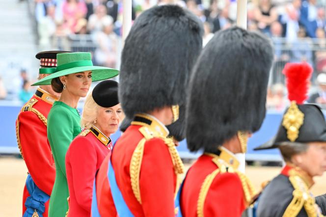 La princesse Kate et la reine Camille regarde le défilé.