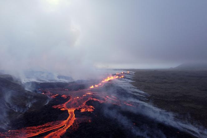 Islande : les images spectaculaires d'un volcan en éruption près