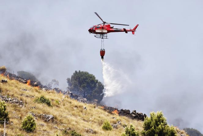 Les montagnes et les collines autour de Palerme brûlent malgré le travail incessant des pompiers et l’intervention des Canadairs.