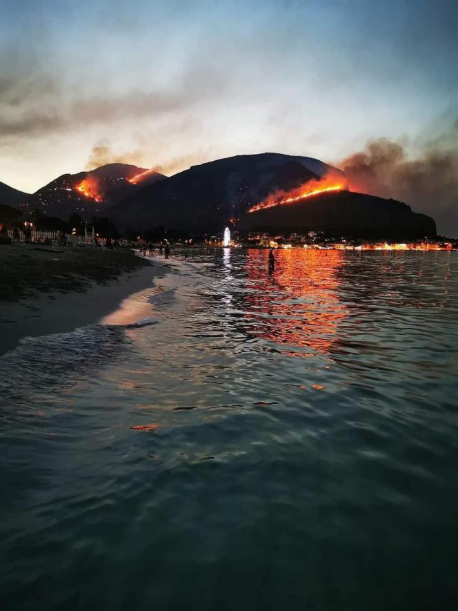 Les montagnes et les collines autour de Palerme brûlent.
