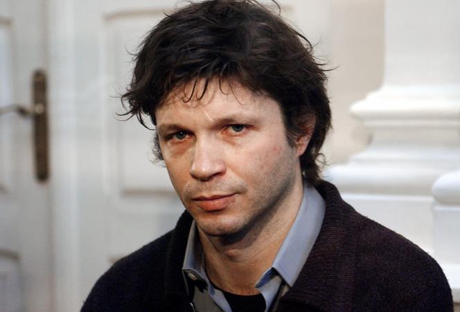 Après avoir passé quatorze mois à la prison de Vilnius, Bertrand Cantat est transféré le 28 septembre 2004 à la maison d’arrêt de Muret, près de Toulouse, pour finir d’y purger sa peine. Il y reste quatre ans et demi puis obtient sa libération conditionnelle le 16 octobre 2007.