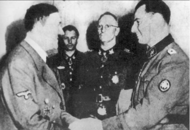 Degrelle a rencontré le dictateur nazi Adolf Hitler à plusieurs reprises, comme ici en 1944, après la sanglante bataille de Tcherkassy.