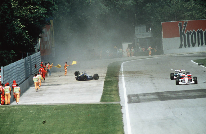 Le 1er mai 1994, à 14h17, la F1 d’Ayrton Senna, alors en tête de la course, percute le mur dans le virage Tamburello à Imola.